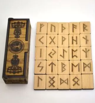 Шкатулка с набором скандинавских рун