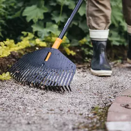 грабли веерные пластинчатые FISKARS Solid 21х41см без черенка