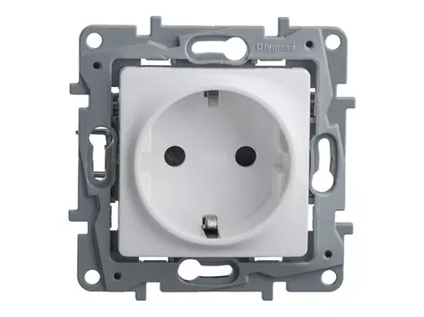 розетка 1 пост LEGRAND Etika с заземлением с/ш белый