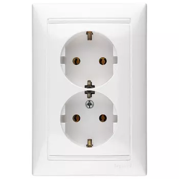 розетка 2 поста LEGRAND Valena с/з б/ш с рамкой белый