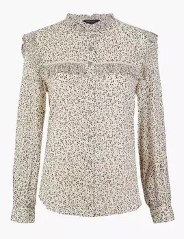 Блузка декорирована рюшами с цветочным принтом