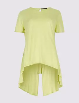 Футболка с коротким рукавом сзади завязывается на узел