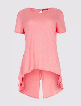 Футболка с коротким рукавом сзади завязывается на узел