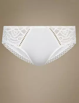 Кружевные трусы-бразилиана украшены вышивкой