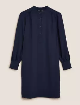 Платье прямого кроя из крепа с высоким вырезом