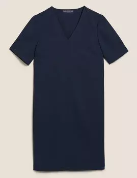 Платье прямого кроя с V-образной горловиной и длиной до колен