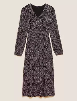 Платье прямого кроя с V-образным вырезом