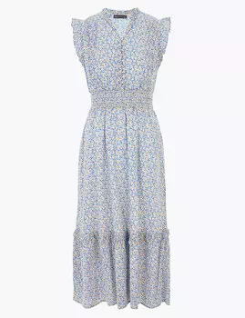 Приталенное платье с оборками на плечах и высокой горловиной