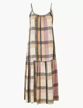 Приталенное расклешенное платье миди на бретелях в клетку