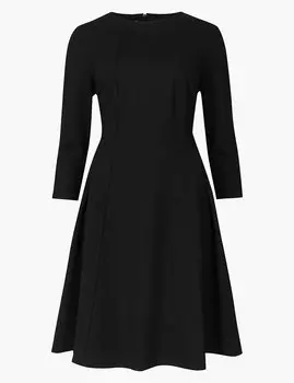 Приталенное расклешенное платье с круглым вырезом