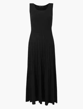 Приталенное трикотажное платье из льна с круглым вырезом