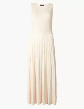 Приталенное трикотажное платье из льна с круглым вырезом