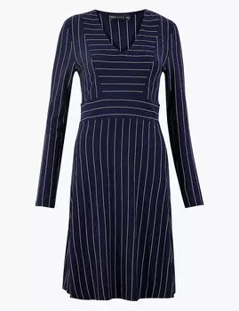 Приталенное трикотажное платье в полоску