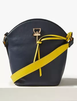 Сумка из искусственной кожи с металической отделкой