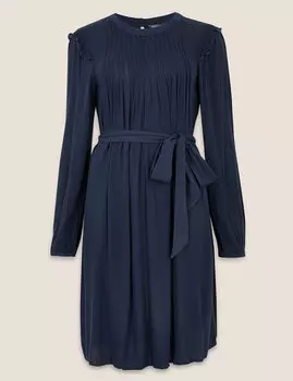 Свободное платье длиной до колен с круглым вырезом