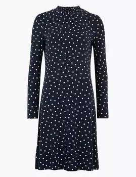 Трикотажное платье-свинг до колен в горошек