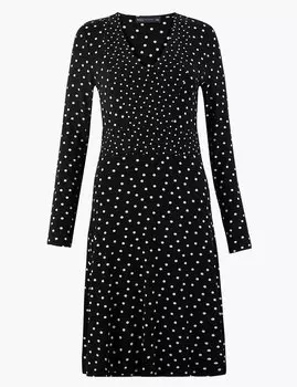 Трикотажное приталенное мини платье в горошек