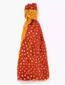 Яркий шарф в горошек