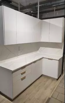 Кухня угловая Фьюжн Silky White/Белый 2350*2200/1200*600 Выставочный образец Новокосино