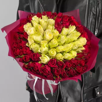 101 Красная и Белая Роза (30-40 см.) сердце в упаковке