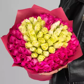 101 Ярко-Розовая и Белая Роза (30-40 см.) сердце