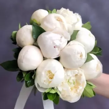 11 Белых Пионов в букете невесты