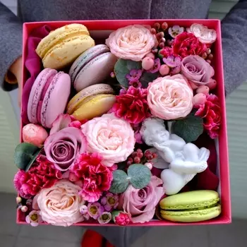 11 Цветков Микс в коробке с макарони