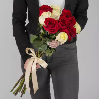 11 Красно-Белых Роз (70 см.)