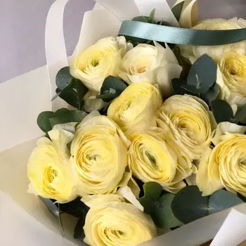 11 Лимонных Ранункулюсов