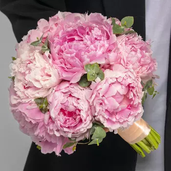 11 Пионов Сара Бернар в букете невесты