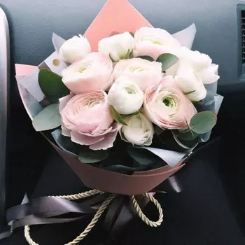 11 Розовых и Белых Ранункулюсов