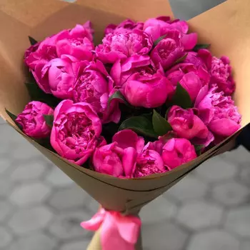 15 Малиновых Пионов в букете невесты