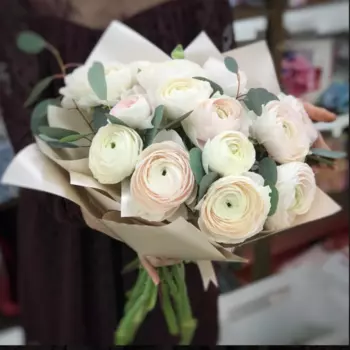 15 Светлых Ранункулюсов с эвкалиптом