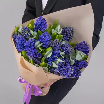17 Синих Гиацинтов с эвкалиптом