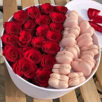 21 Красная Роза (50 см.) в коробке с макарони