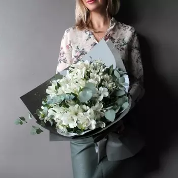 25 Белых Альстромерий в упаковке