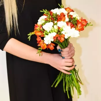 25 Белых и Оранжевых Фрезий