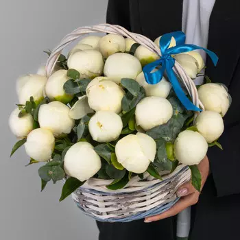 25 Белых Пионов в корзине