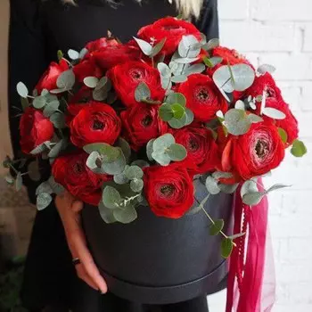 25 Красных Ранункулюсов в шляпной коробке