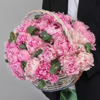 25 Пионов Сара Бернар в корзине