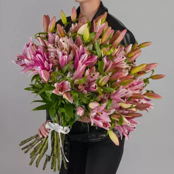 35 Розовых Восточных Лилий