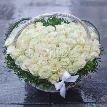 51 Белая Роза (50 см.) в корзине сердце
