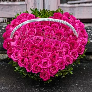 51 Малиновая Роза (50 см.) в корзине сердце