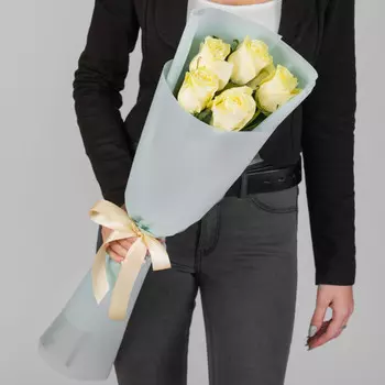 5 Белых Роз (70 см.) в упаковке