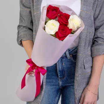 5 Красно-Белых Роз (60 см.)