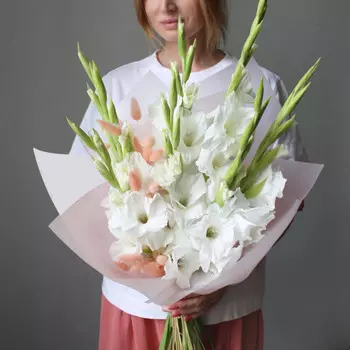 7 Белых Гладиолусов с лагурусом