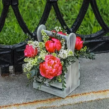 7 Коралловых Пионов в ящике