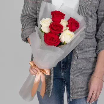 7 Красно-Белых Роз (50 см.)