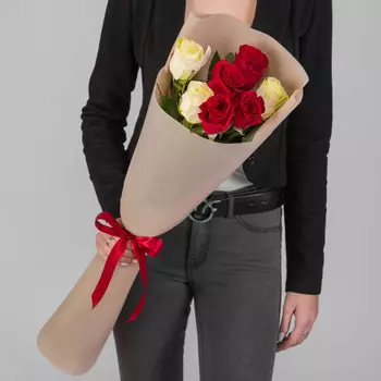 7 Красно-Белых Роз (70 см.)