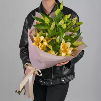 7 Кремовых Восточных Лилий